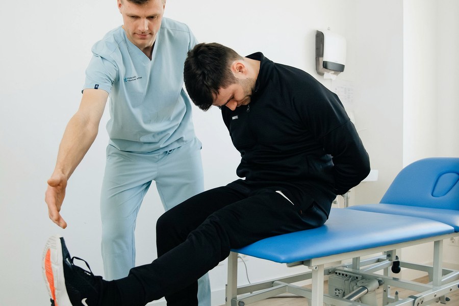 Fisioterapeuta guiando tratamiento de recuperación
