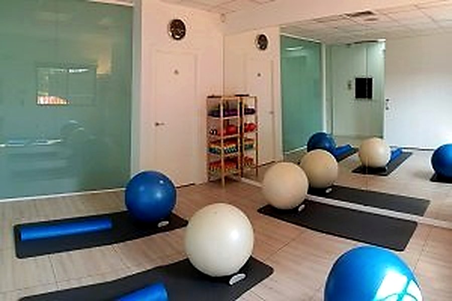 Sala de pilates terapéutico con material de ejercicio